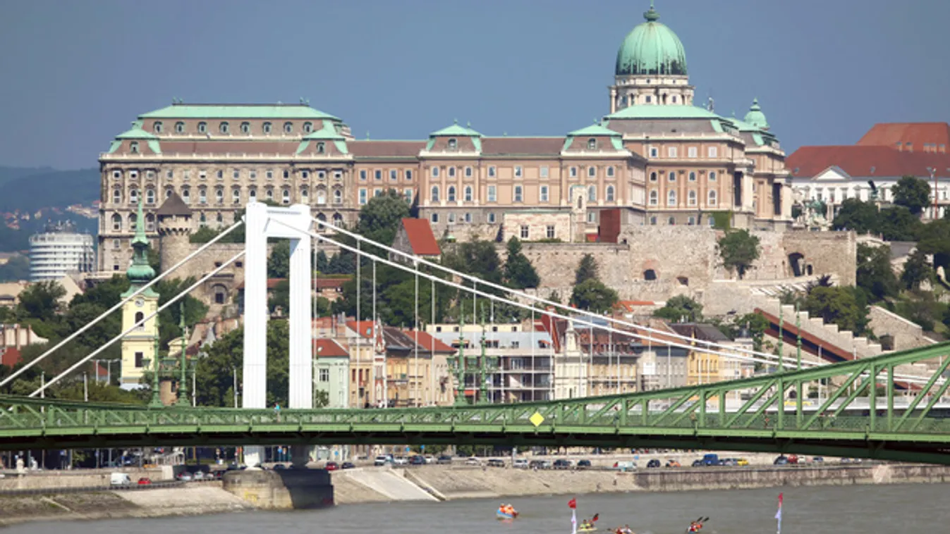 Hatméteres hidak épülnek a Széchenyi téren
