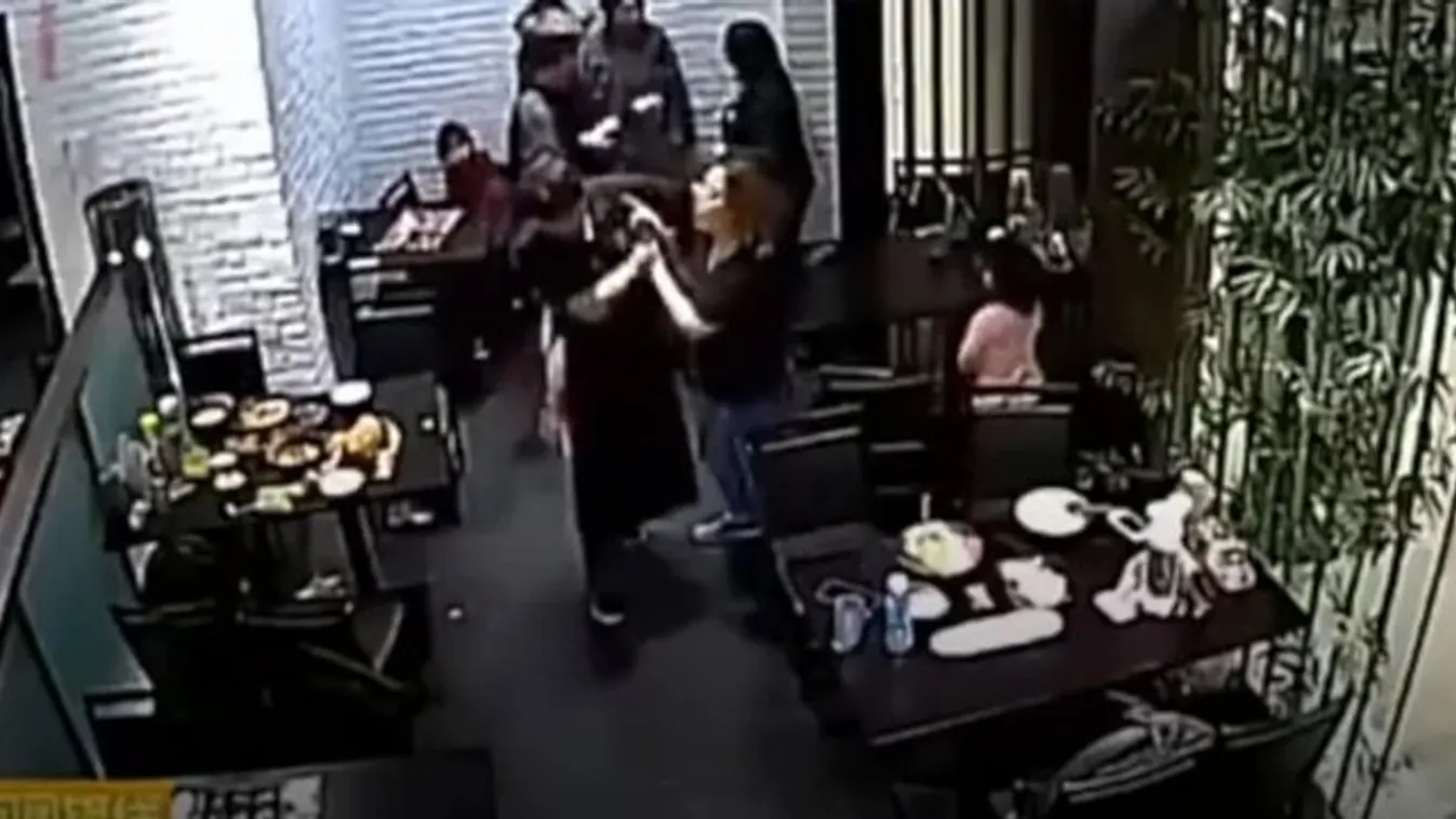 Kegyetlen verekedés tört ki, mert a kislány megzavart egy randit - videó