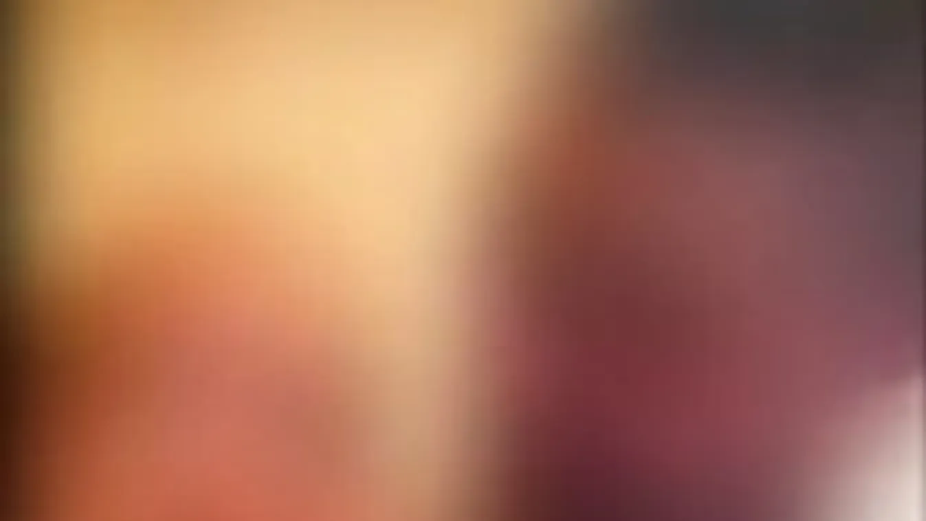 Felháborító: kétéves gyereket kényszerít cigizésre - videó