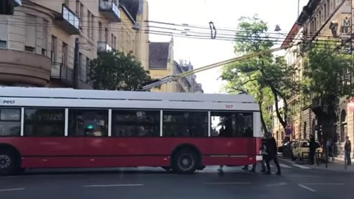 Az utasok tolták el a trolit a kereszteződésből Budapesten