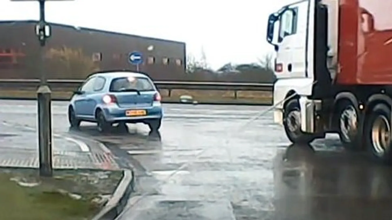 Konzervdobozzá gyűrte a kamion a kisautót