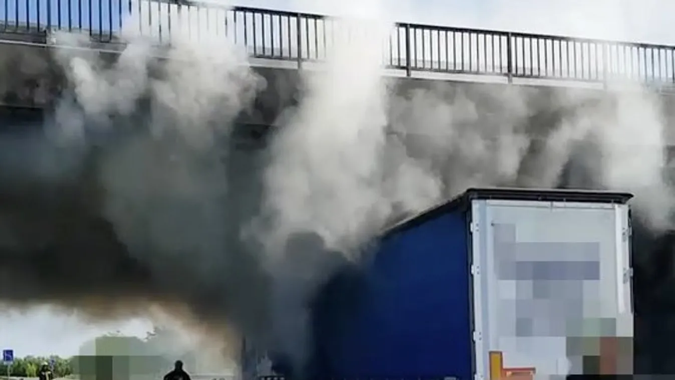 Így lángolt a kamion az M60-ason - videó