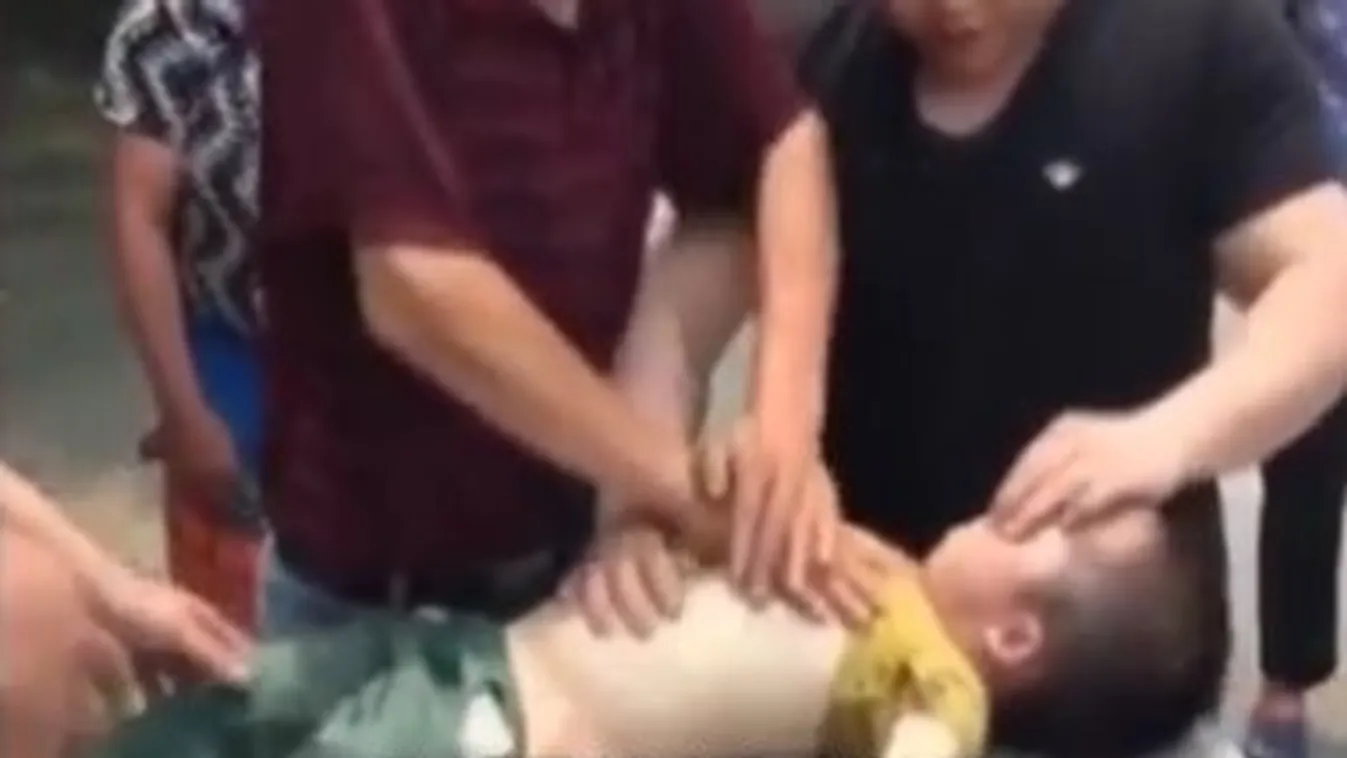 Kisfiú életét mentették meg a falubeliek - videó