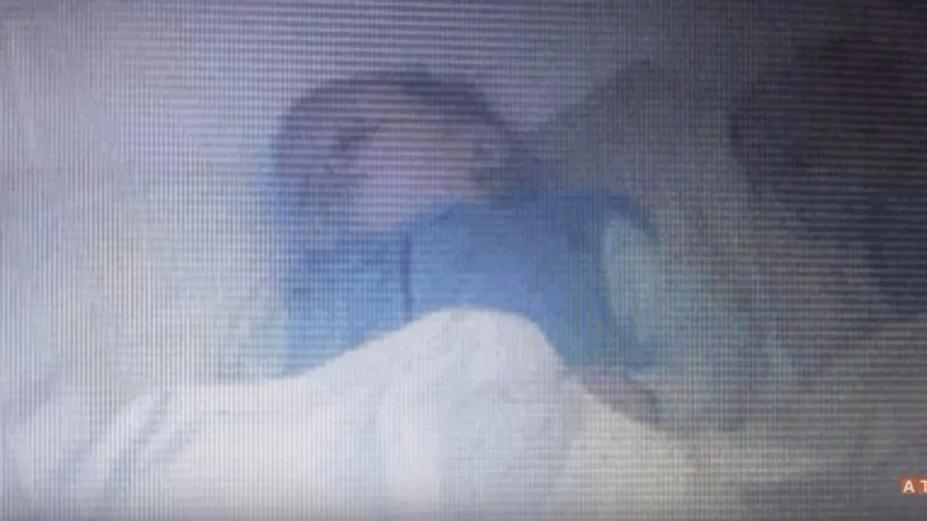 Hátborzongató fotó: szellem fekszik a baba ágyában?