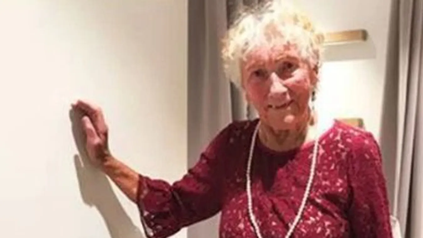 93 éves néni kérte, segítsenek eldönteni, melyik ruhát vegye fel az esküvőjére