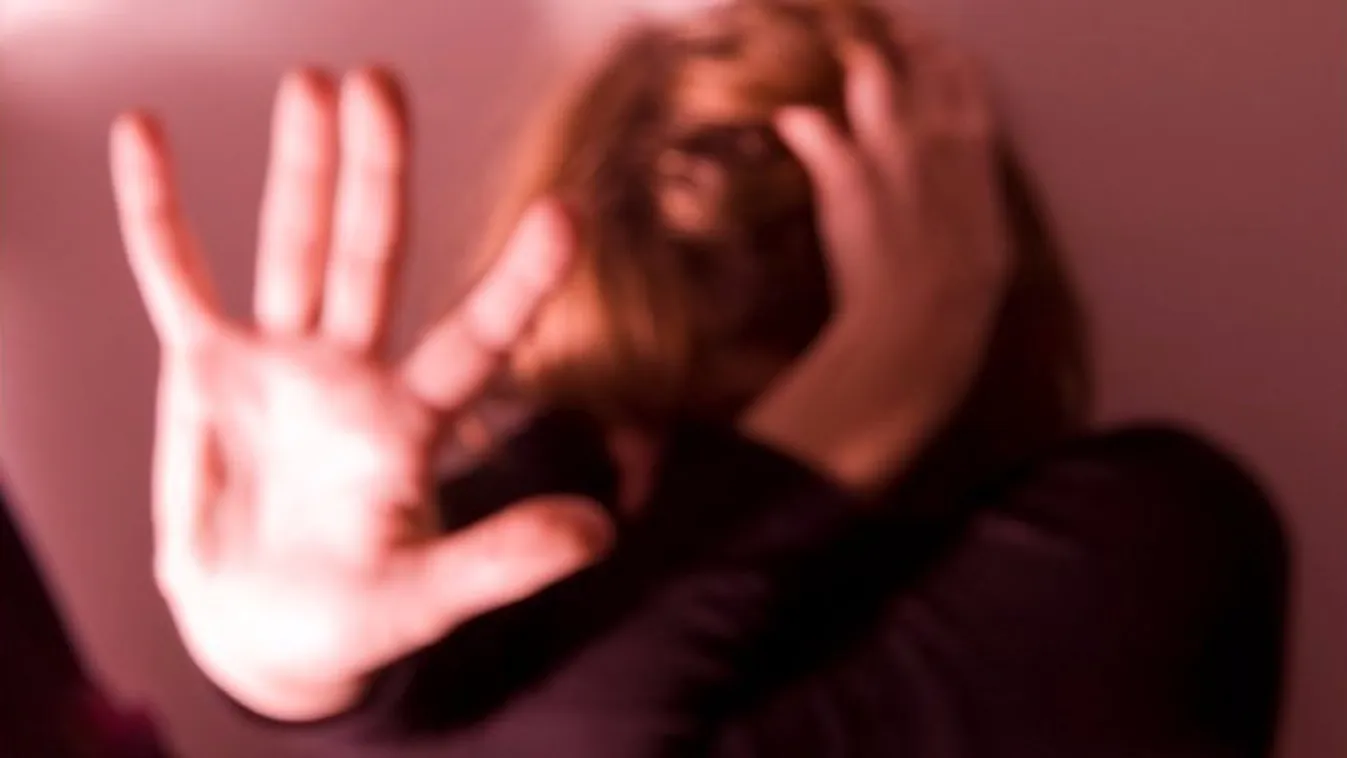 Sokkolta a megerőszakolt anyát, ahogy a rendőrök bántak vele