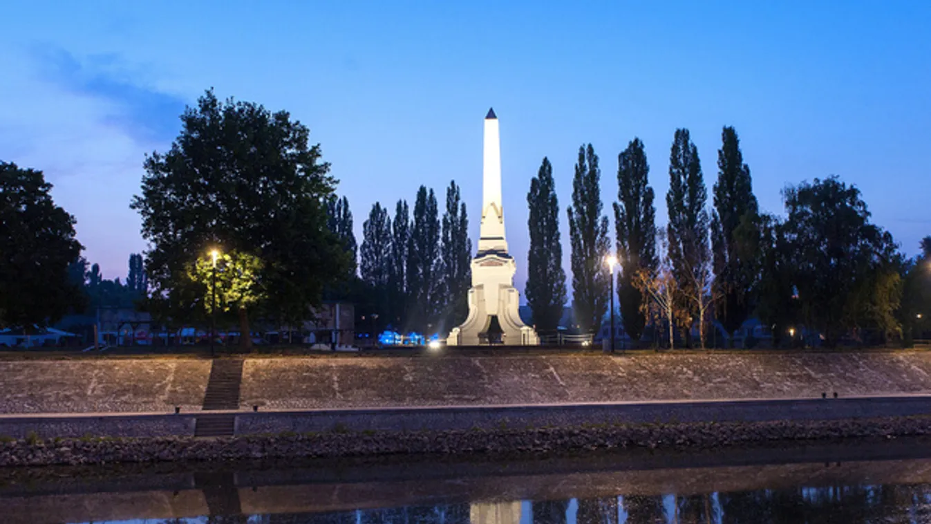 Díszkivilágítást kapott a Cziráky-obeliszk Győrben