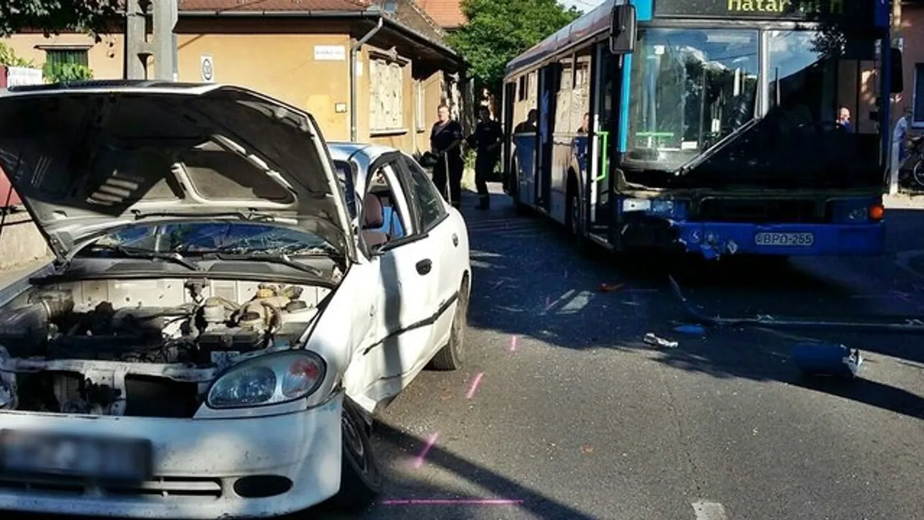 Busz és autó karambolozott a fővárosban – fotók