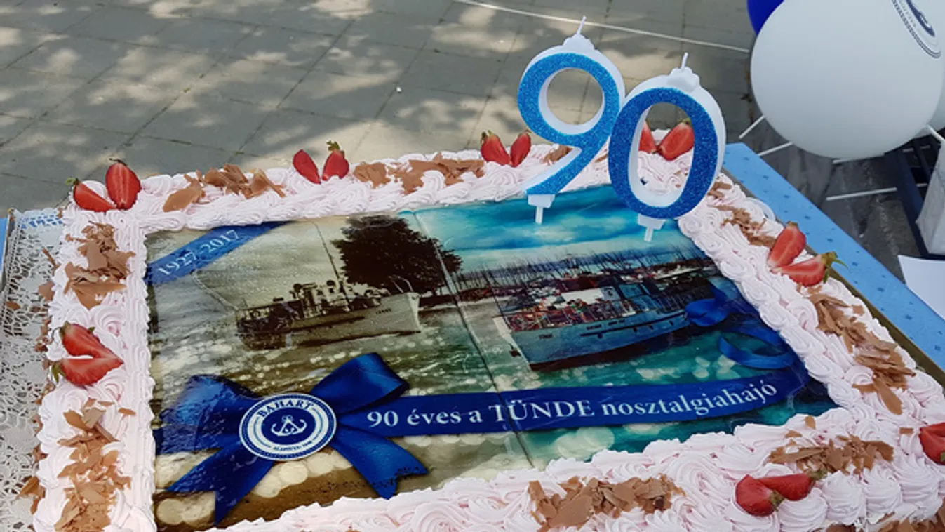 90 éve úszik Tünde a Balatonon