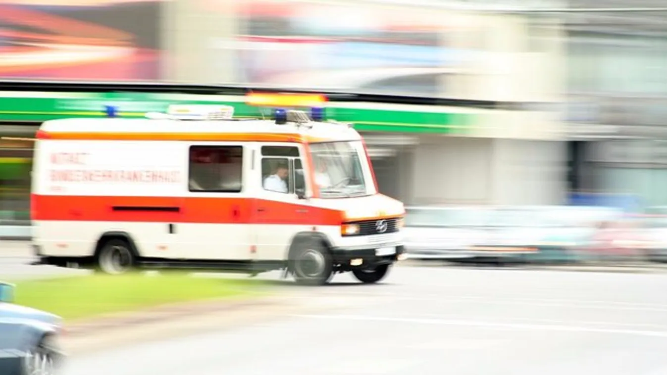 Beperelte a várost, mert részegen kiugrott egy mentőautóból