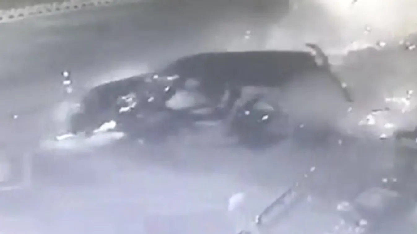 A hátsó ülésen kéjelgett, miközben a falnak csapódott a Suzuki