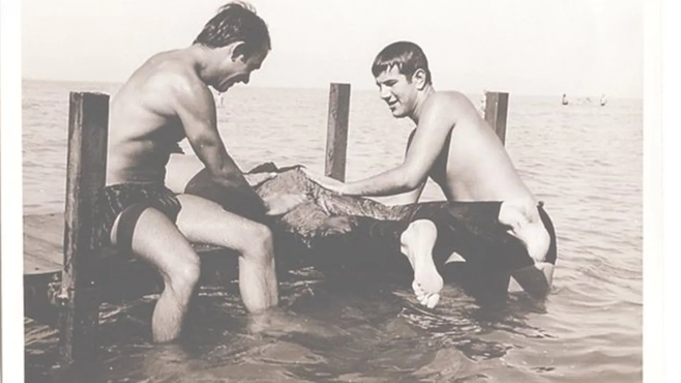 Retro nyaralás: farmerben a Balatonban - olvasóink küldték