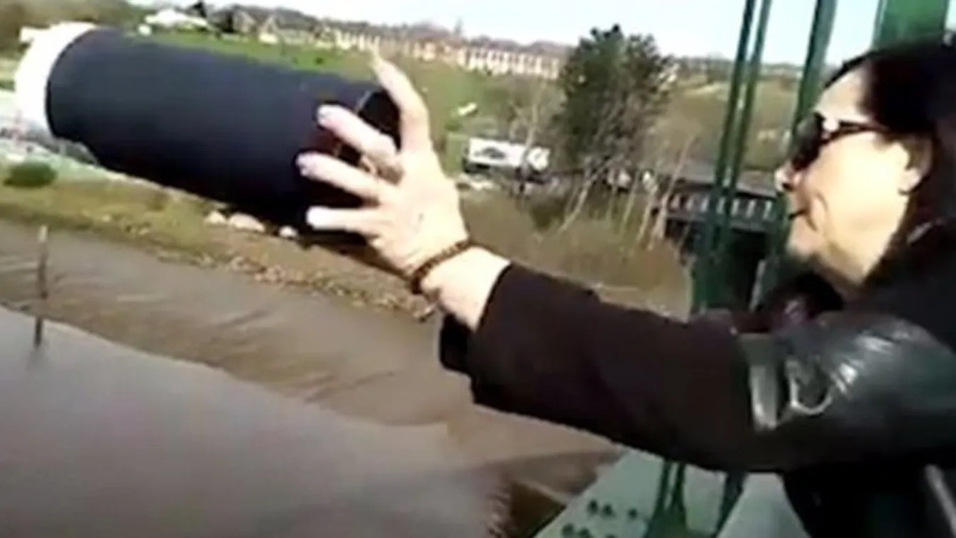 Végső búcsút próbált venni az anyjától, de csak röhögni tudott a gyászolókkal együtt