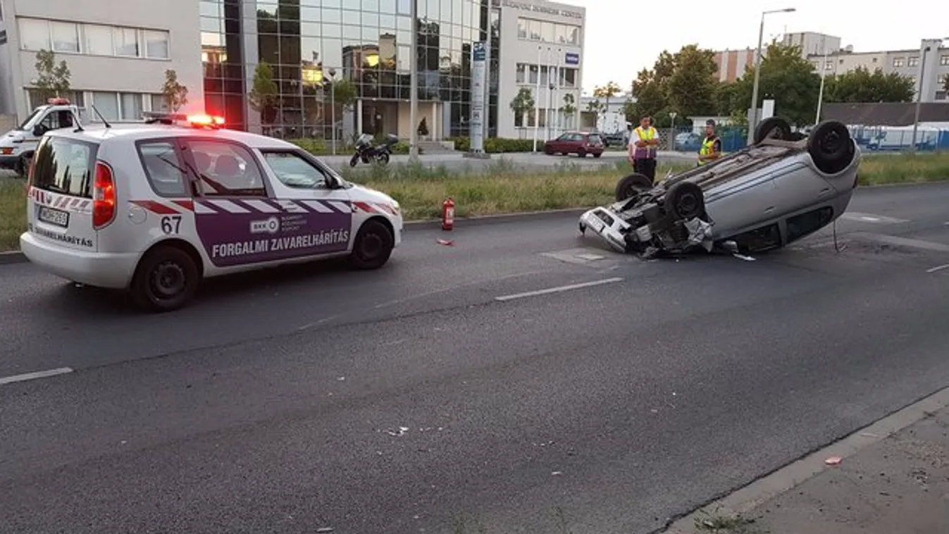 A tetején landolt egy autó a Budafoki úton - fotók