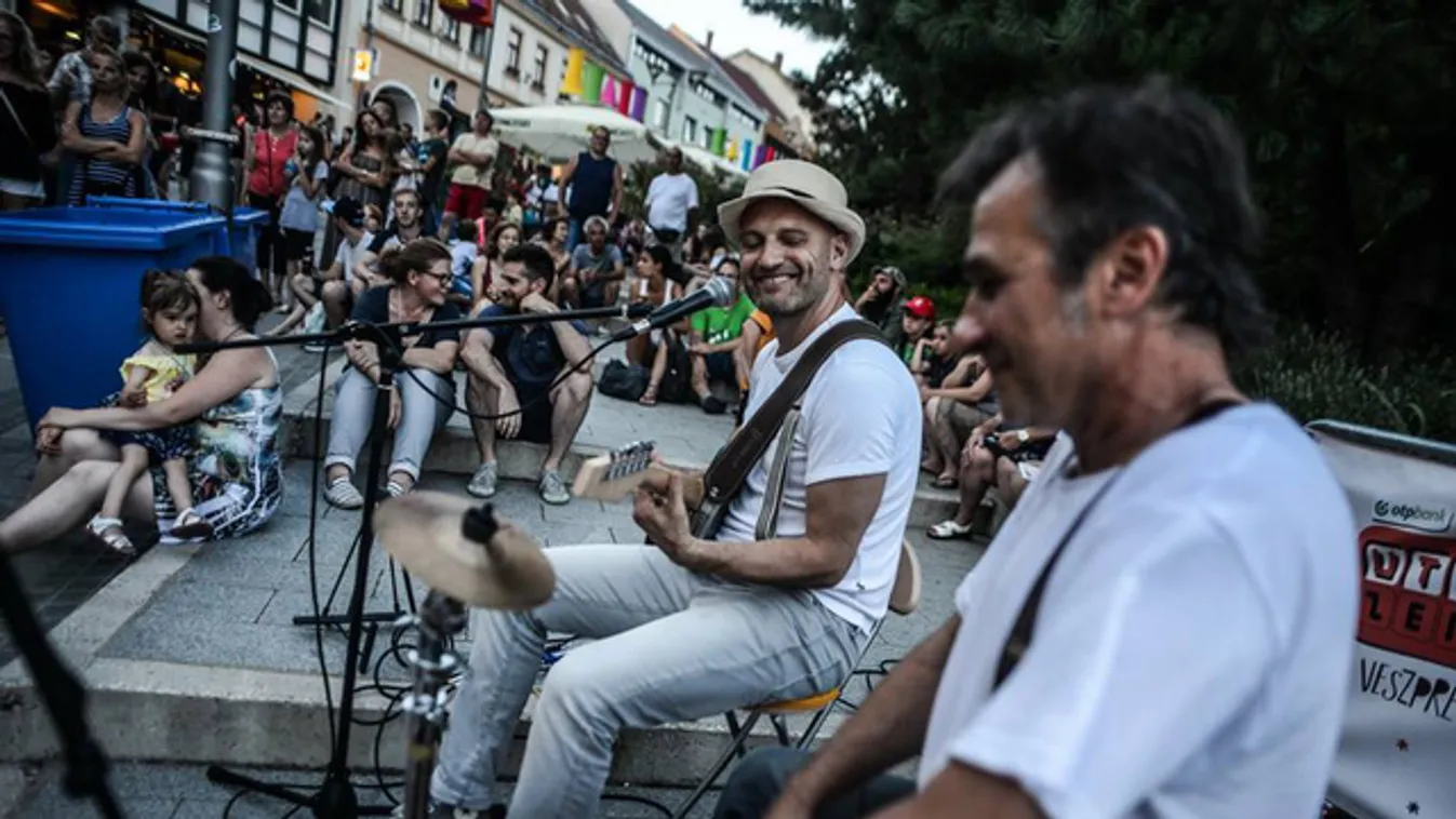 Négy napon át zenélnek az utcán Veszprémben
