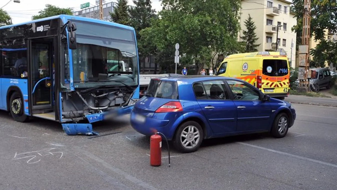 Személyautóba csapódott egy autóbusz Zuglóban - fotók