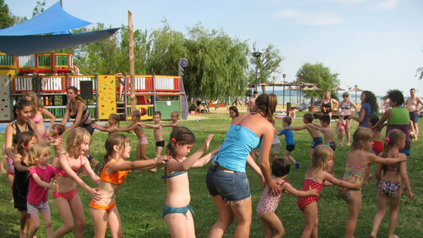 Ezek a Balaton legkiválóbb strandjai: átadták a Kék Hullám Zászlókat