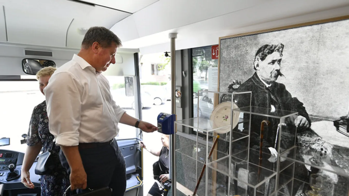 Az országjáró Arany-busz kiállítása minden, csak nem könyvszagú
