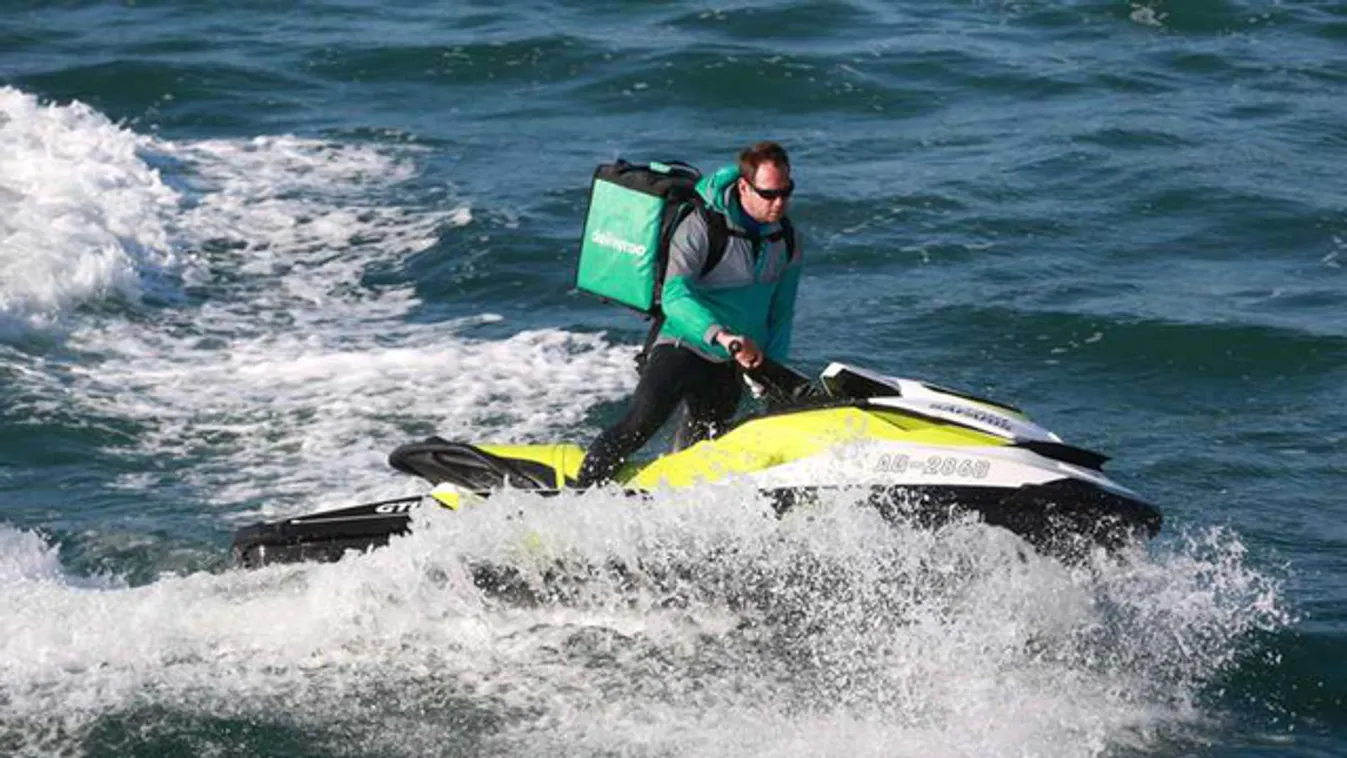 Jet ski-n jön a napozóágyhoz a strandkaja