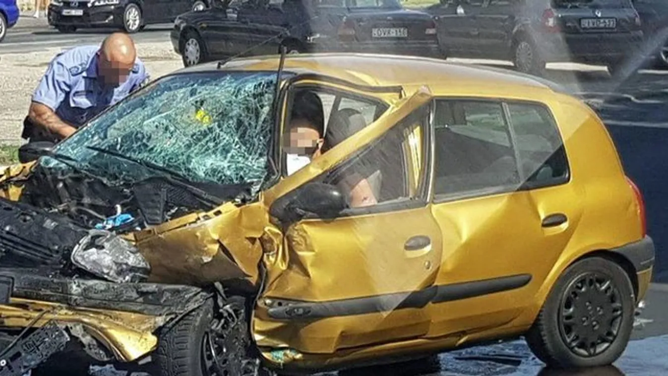 Személyautó és BKK-busz ütközött, egy ember meghalt