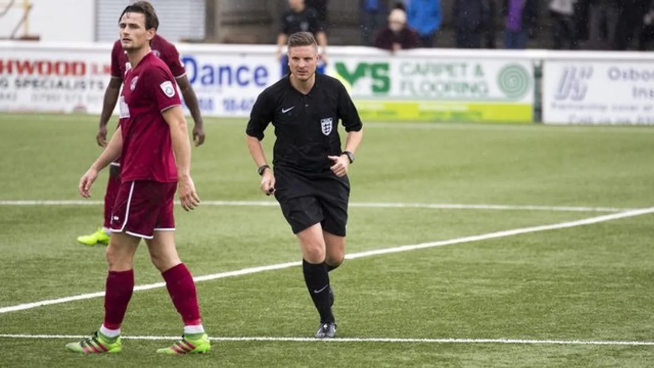 Itt az első futballbíró, aki beismerte másságát