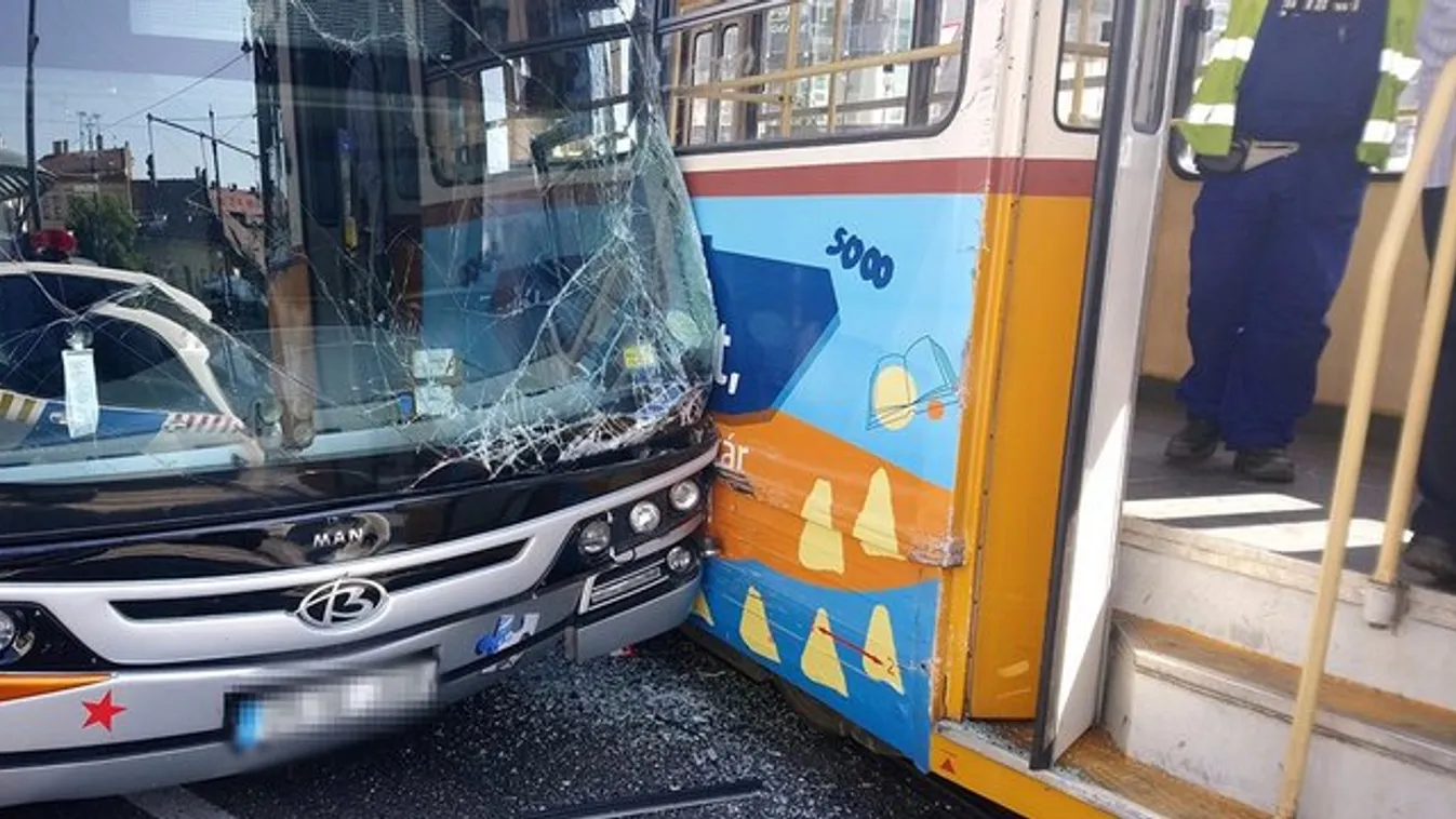 Turistabusz és villamos ütközött a Kálvin téren - fotók