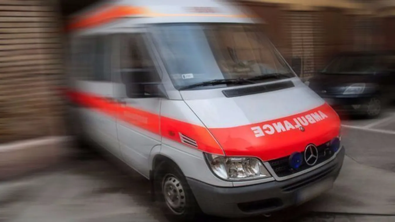 Kabaréjelenetbe csöppentek a pécsi mentősök egy terhes nő miatt