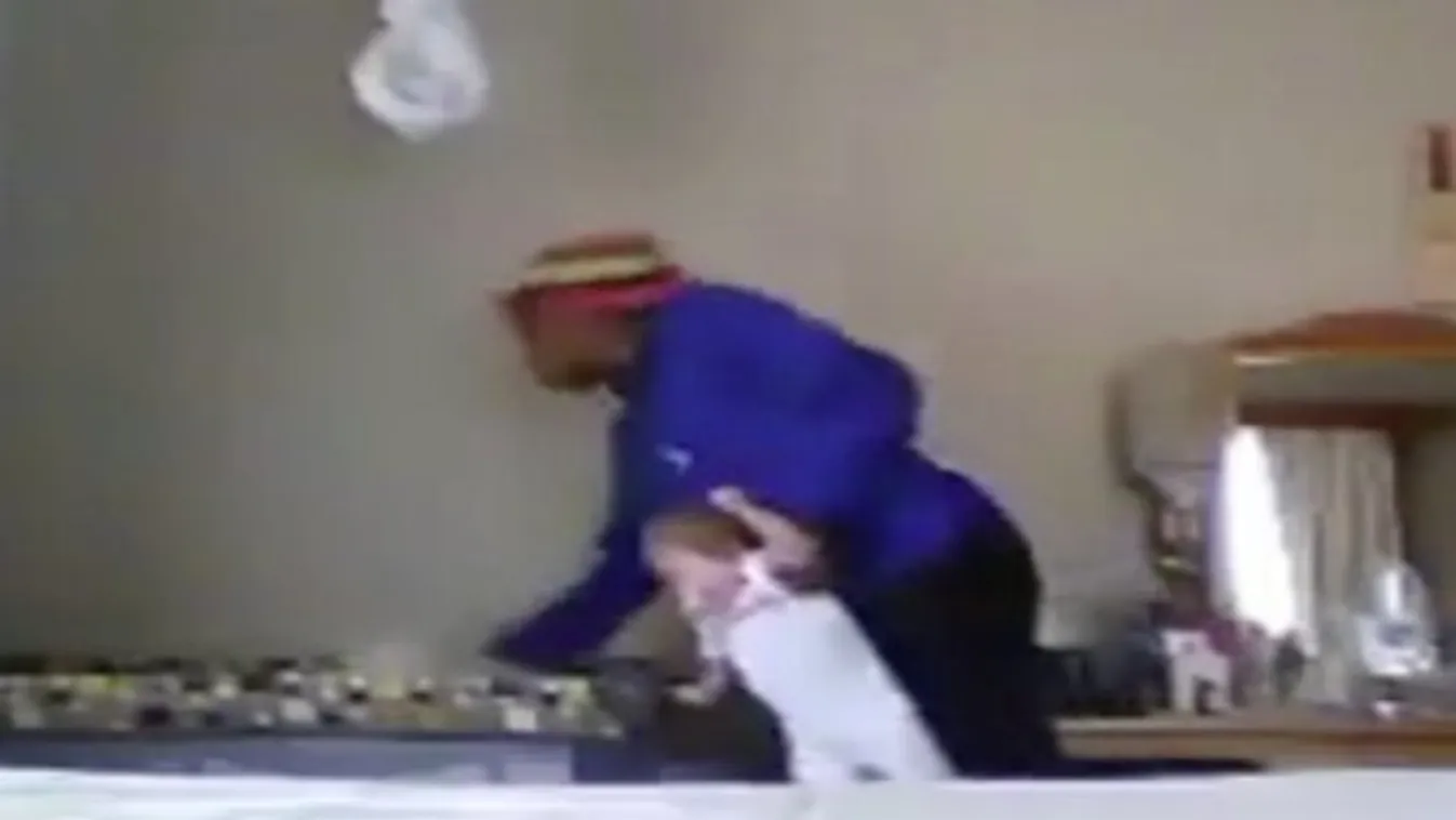Rongybabaként hajigálta a rábízott csecsemőt a bébiszitter - videó