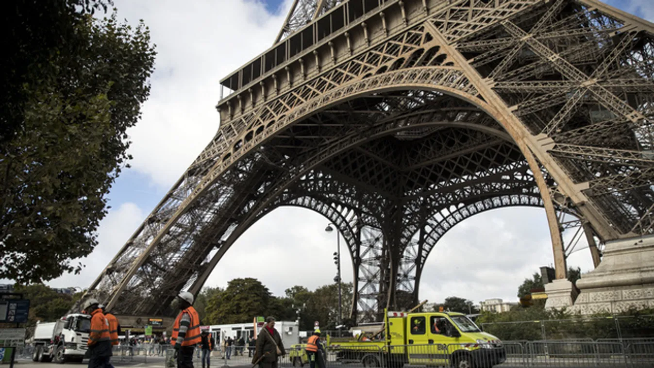 Megkezdték az Eiffel-torony köré tervezett üvegfal építését