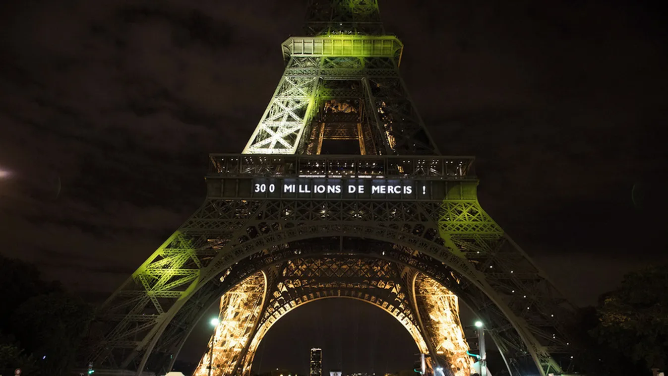 Hatalmas bulival ünnepelte az Eiffel-torony 300 milliomodik látogatóját