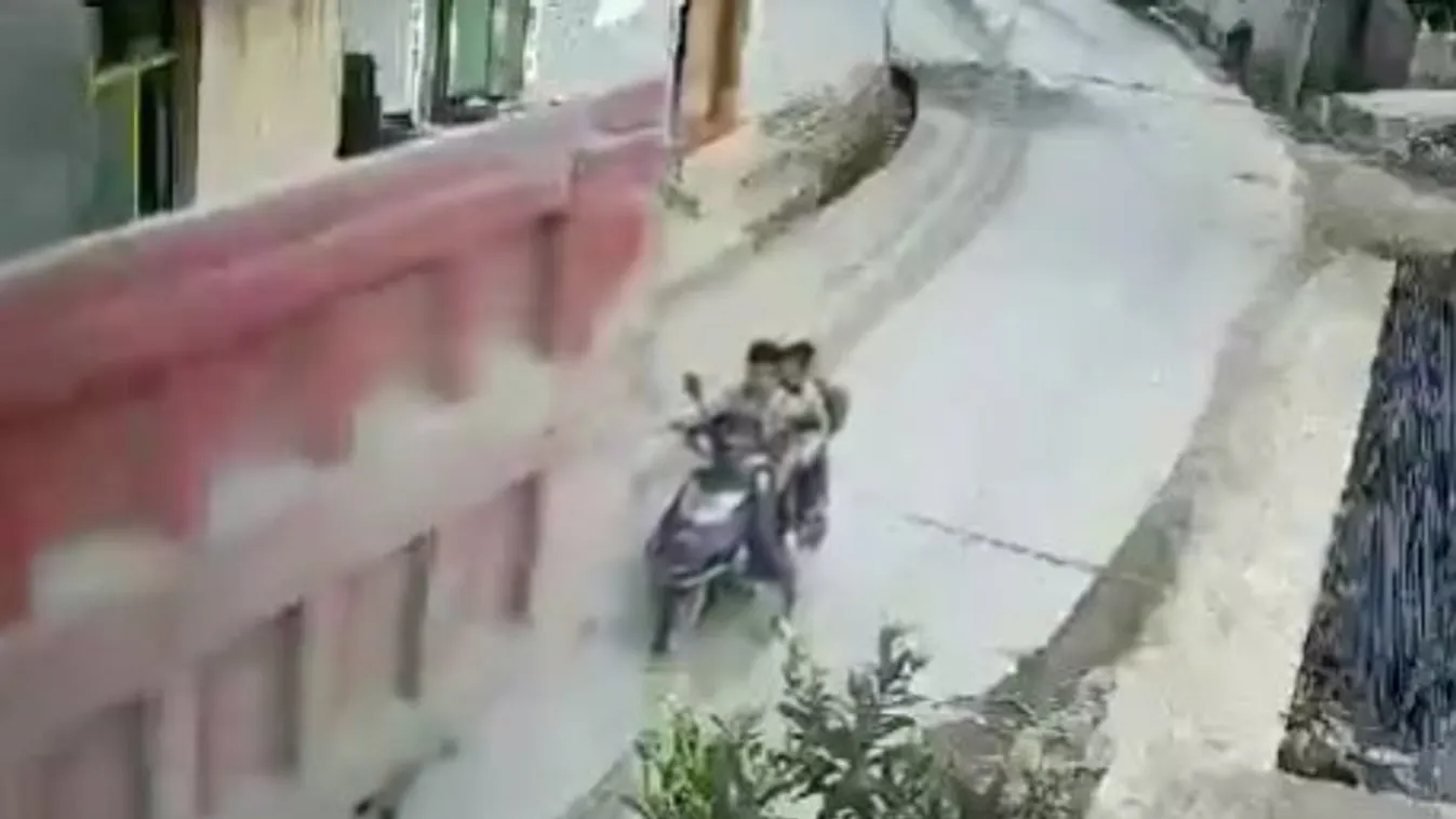 Centiken múlt, hogy nem halt bele egy család a tolatásba – videó