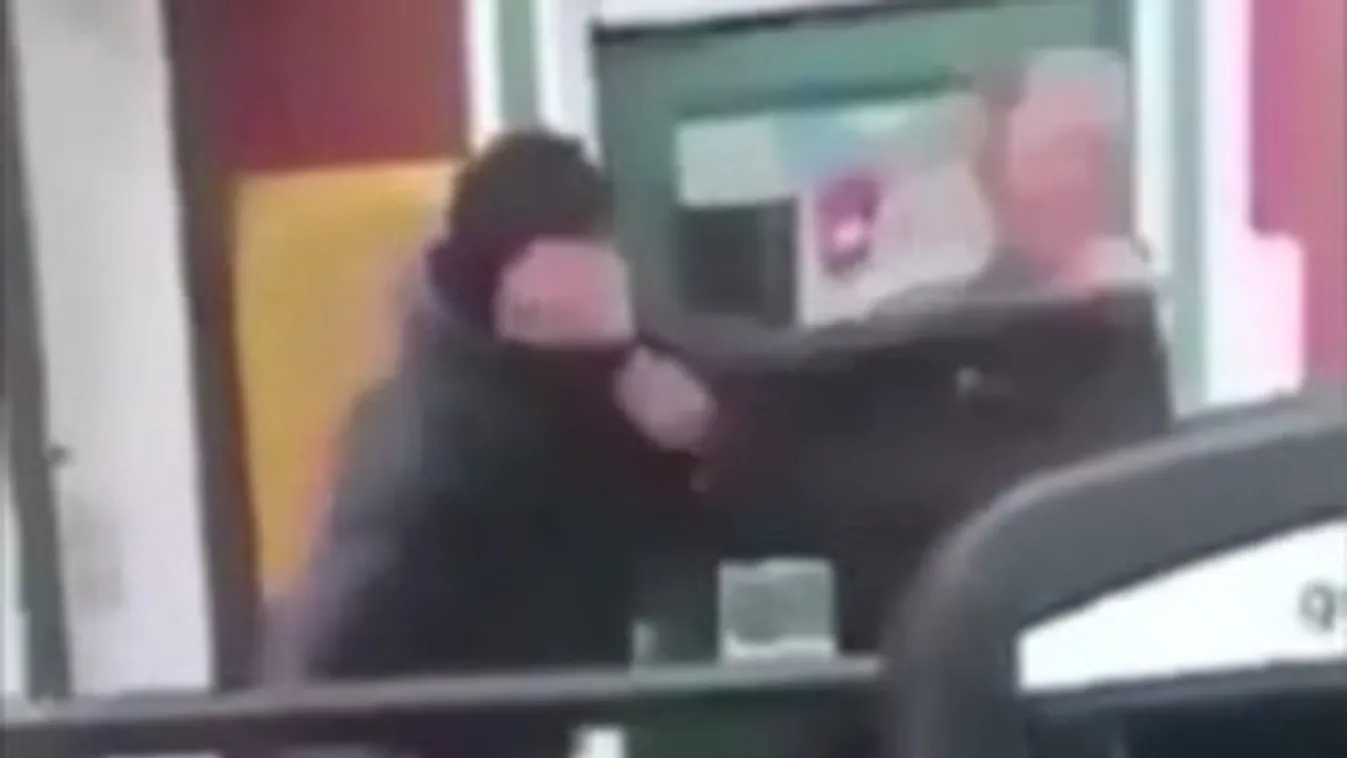 "Megölted" - egy ütéssel végezte ki a szerencsétlen sorsú férfit, hogy barátai előtt vagánykodhasson - videó