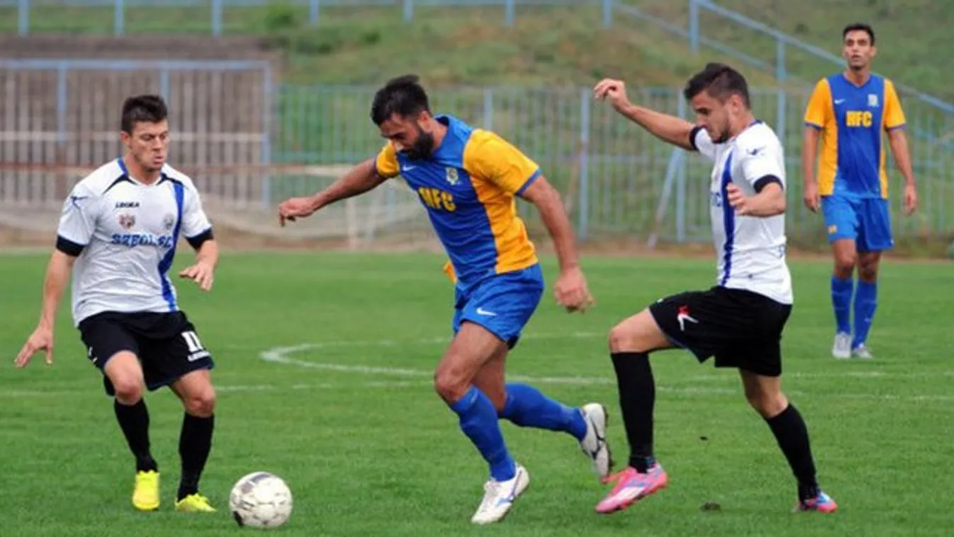 Még mindig kritikus a karambolozó futballista állapota