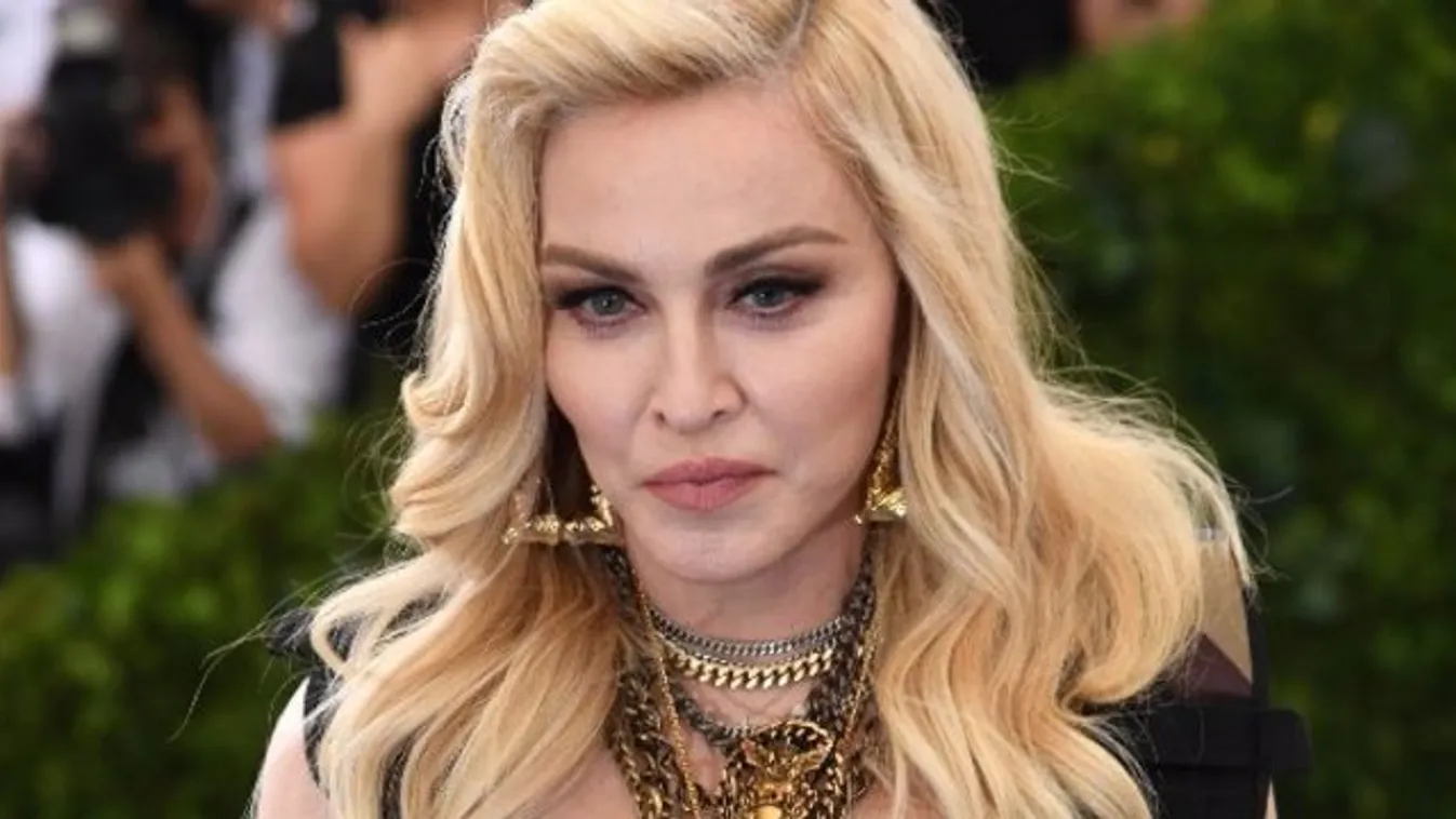 Feszület mellett szexizik a lassan 60 éves Madonna - fotó
