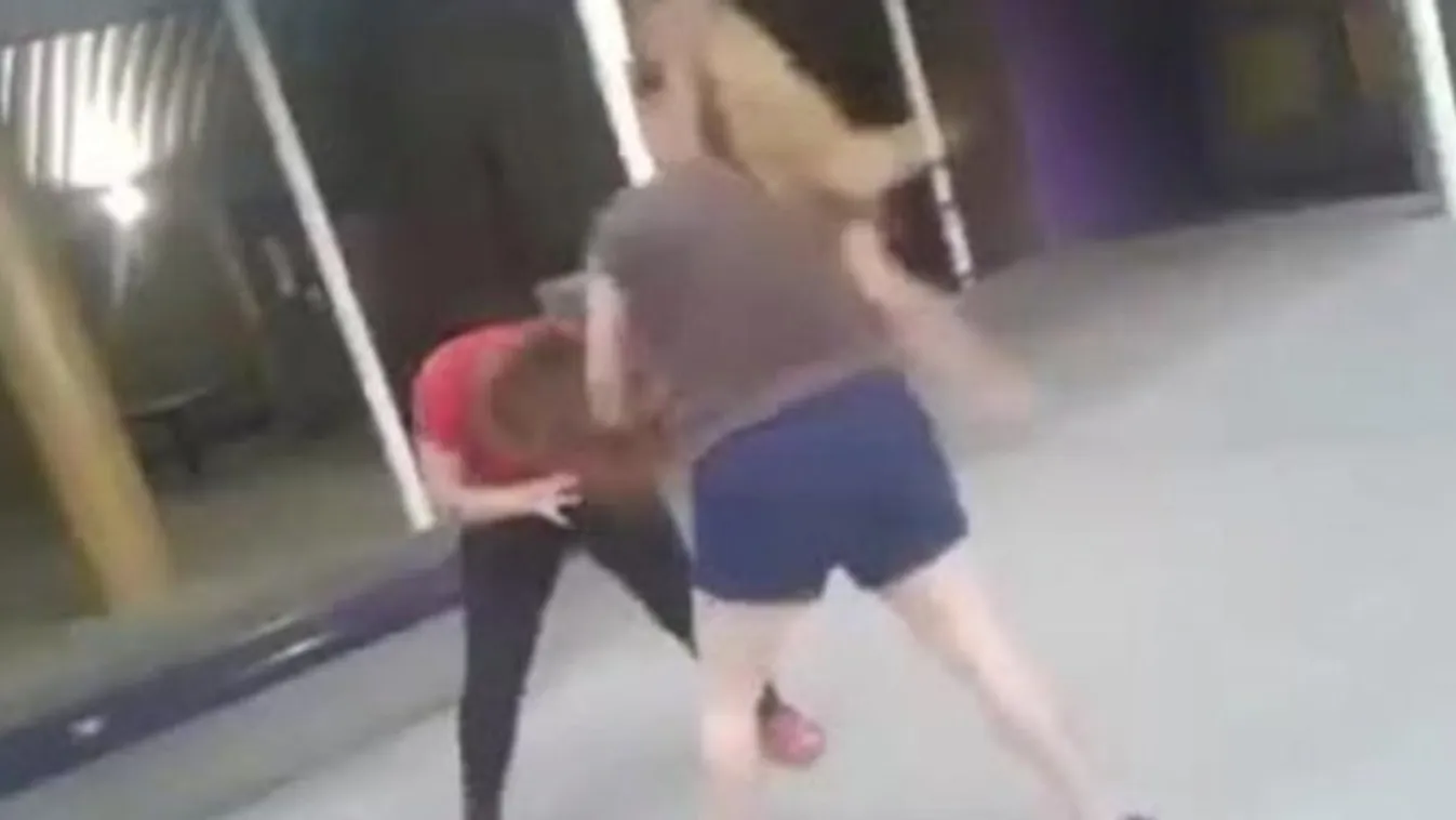 Anyu bement a suliba igazságot tenni: laposra vert egy diákot – videó