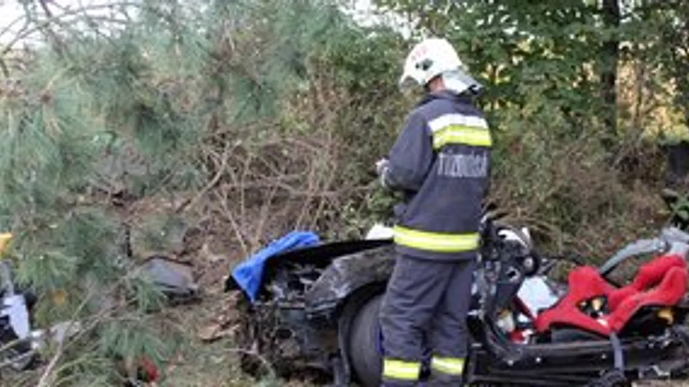 Sokkoló fotók: szinte semmi sem maradt a 41-esen balesetező kocsiból