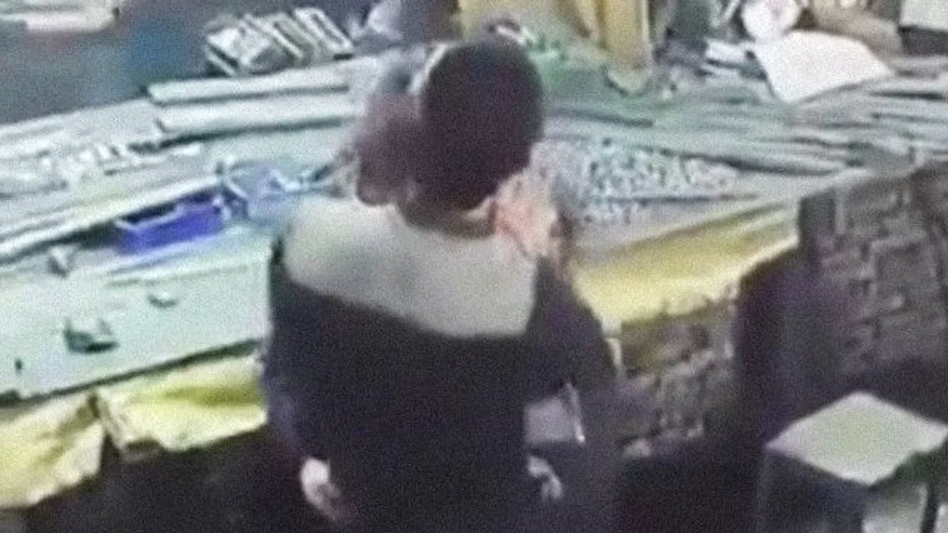 Horror: megskalpolta a gép a gyári munkást - videó