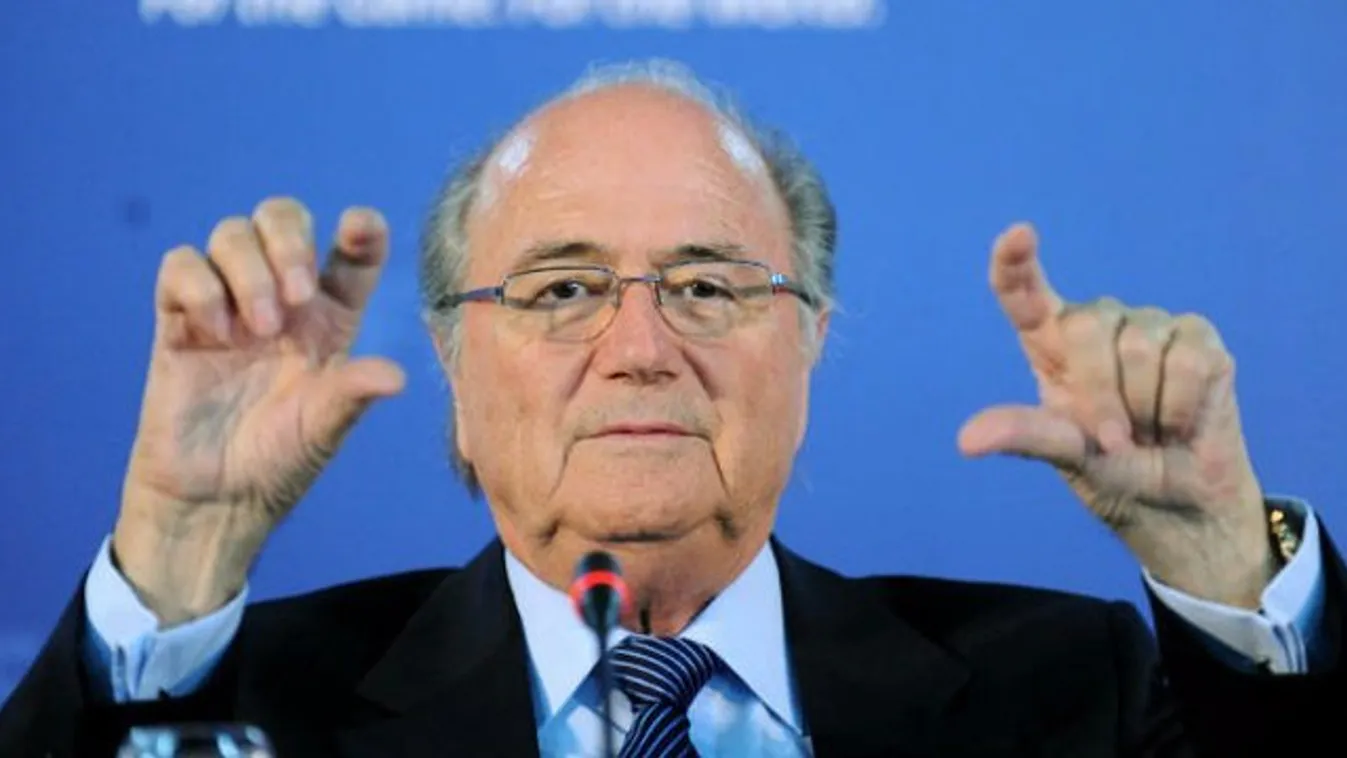 A focit is utolérte a zaklatási botrány: Blatter az amerikai botrányhős fenekét markolászta
