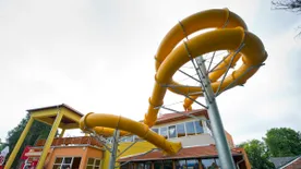 Ünnepi fényekbe öltöztetve adják át a megújult mórahalmi fürdő főépületét