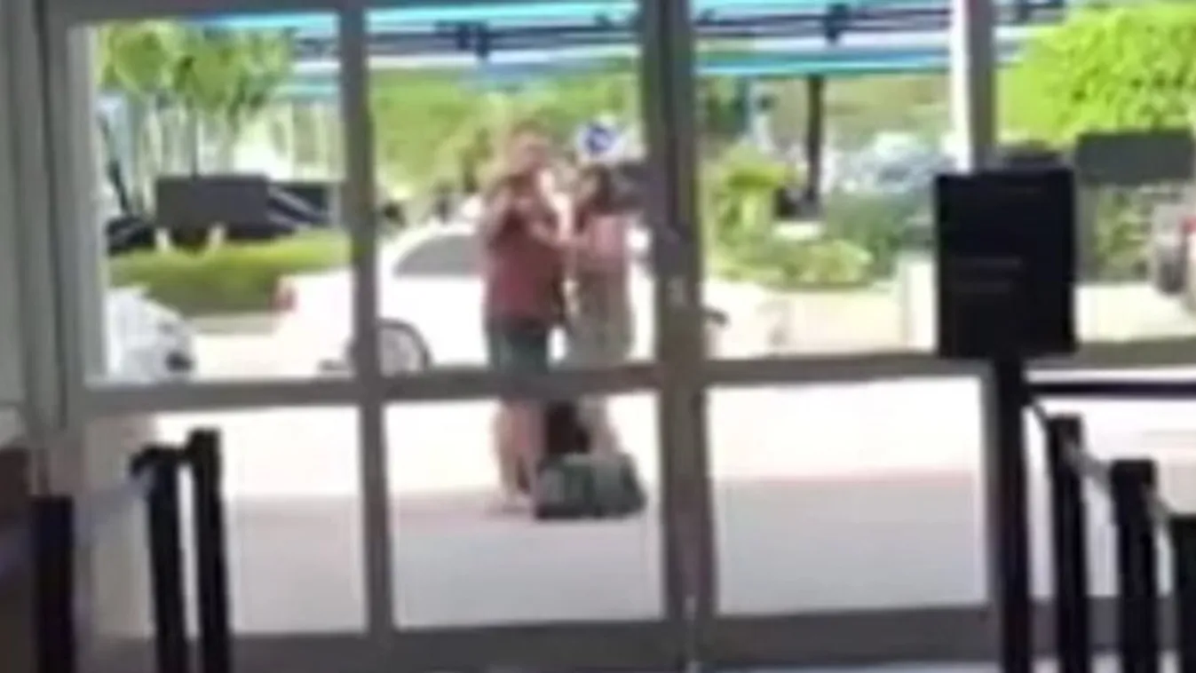 Összevesztek egy szelfin, a földre küldte a barátnőjét – videó