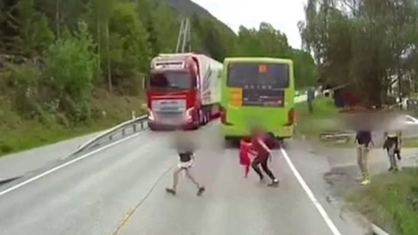 Vérfagyasztó jelentben tanulta meg ez a kisfiú, hogy miért ne fusson ki az útra  – videó