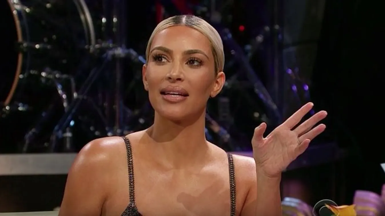Ezt látni kell: Kim Kardashiant csak csillám borítja - fotó