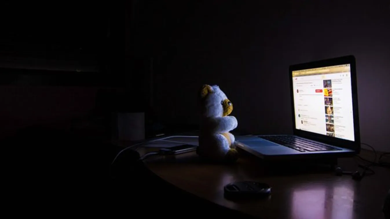 Leszbikus nőnek adta ki magát a fegyverneki férfi, trükkökel kényszerített ki erotikus képeket kislányoktól