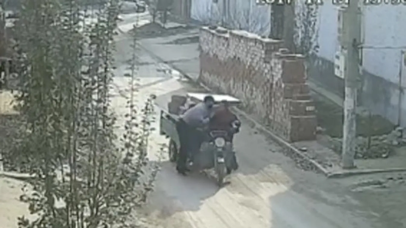 Egyenesen a nő füléből lopott a tolvaj – videó