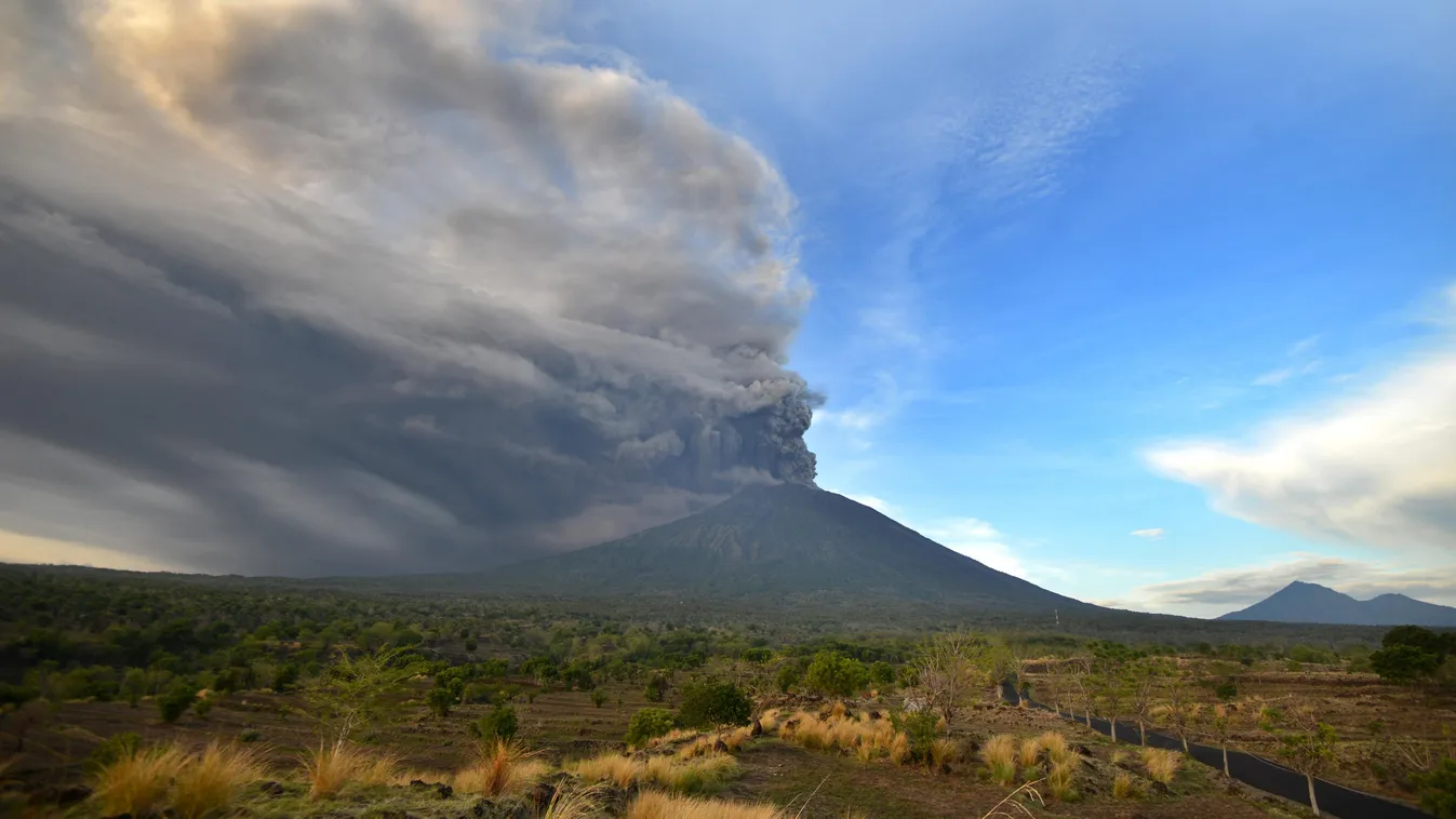Az Agung vulkán kitörése miatt leállt Bali légiforgalma