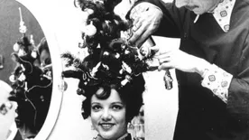 Ezek a karácsonyi frizurák a csúcsdísznél is magasabbra törnek – fotók