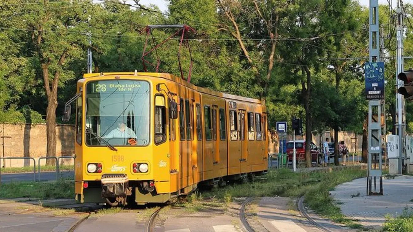 Villamossal ütközött egy autó Kőbányán