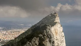 Gibraltár szédítő, üvegből készült sétautat épít