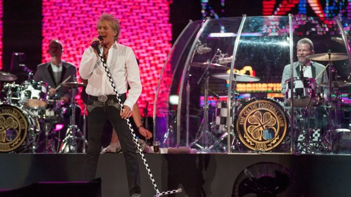 12 kamionnal érkezik Budapestre Rod Stewart