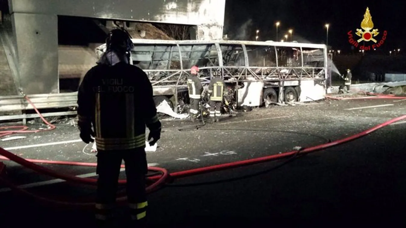 Bujkál a sofőr a gyászolók elől - egy éve történt a 17 áldozatot követelő veronai tragédia